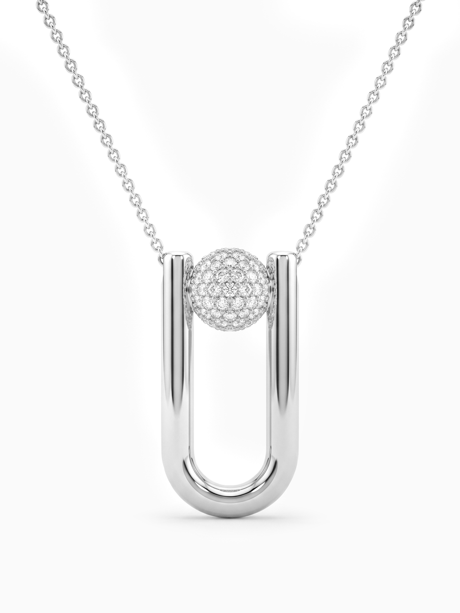 Design náhrdelníku z bílého zlata je unikátní diamantovým zdobením centrálního prvku ve tvaru kuličk