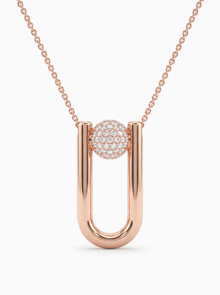 Design náhrdelníku z červeného zlata je unikátní diamantovým zdobením centrálního prvku ve tvaru kul