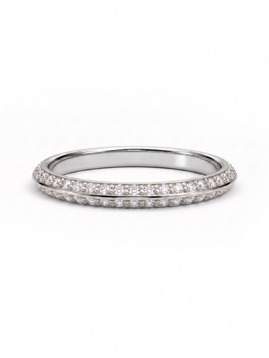 Dámský snubní prsten s diamantovým osázením z bílého zlata