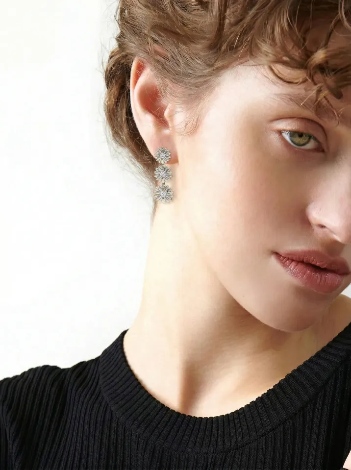 Visiace náušnice z bieleho zlata z kolekcie Vavříny KORBIČKA