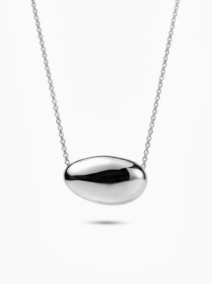 Náhrdelník z bieleho zlata zdobený motívom vavrínového listu z kolekcie Vavríny KORBIČKA