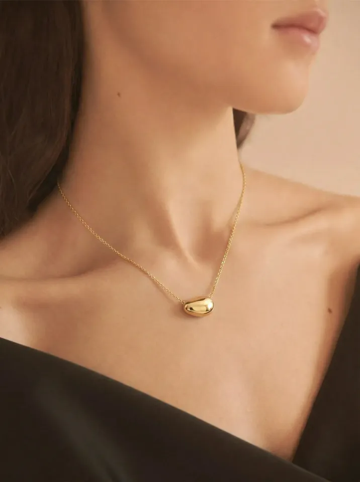 Náhrdelník zo žltého zlata zdobený motívom vavrínového listu z kolekcie Vavríny KORBIČKA