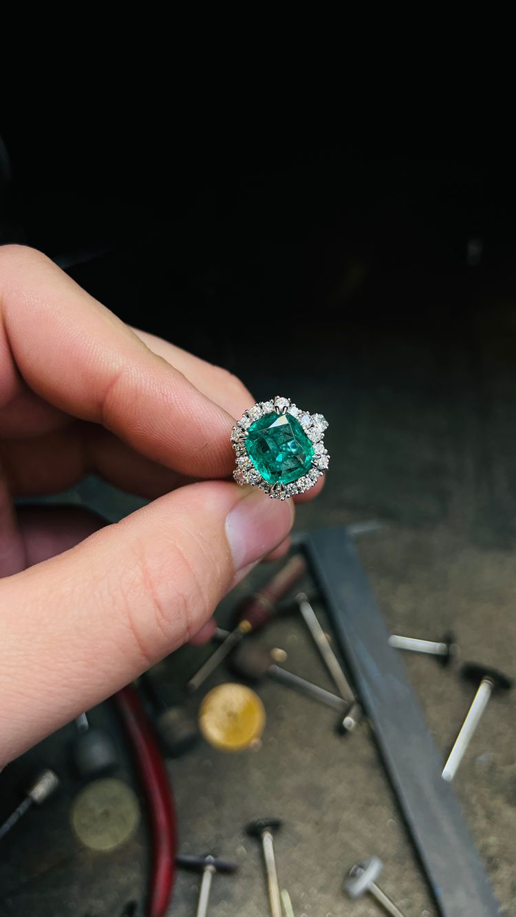 PRSTEN SE ZELENÝM TURMALÍNEM A DIAMANTY
