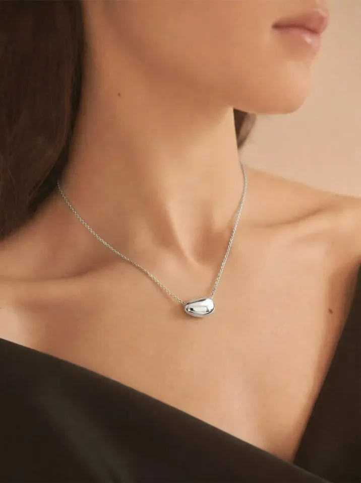 Náhrdelník z bieleho zlata zdobený motívom vavrínového listu z kolekcie Vavríny KORBIČKA