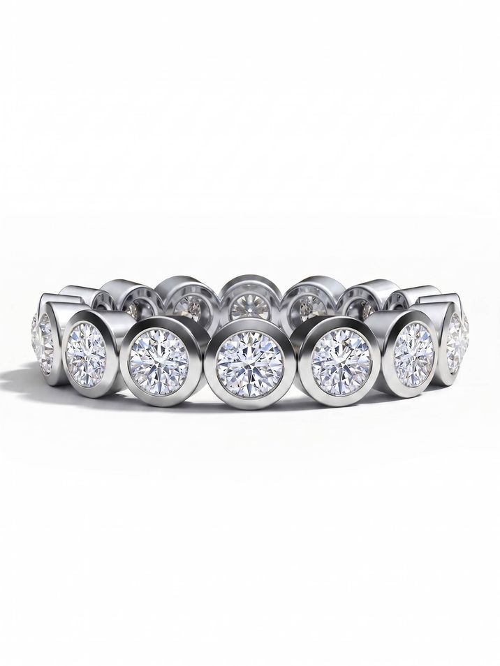 Snubní prsten z bílého zlata s kulatými tvary s diamantem po celém obvodu
