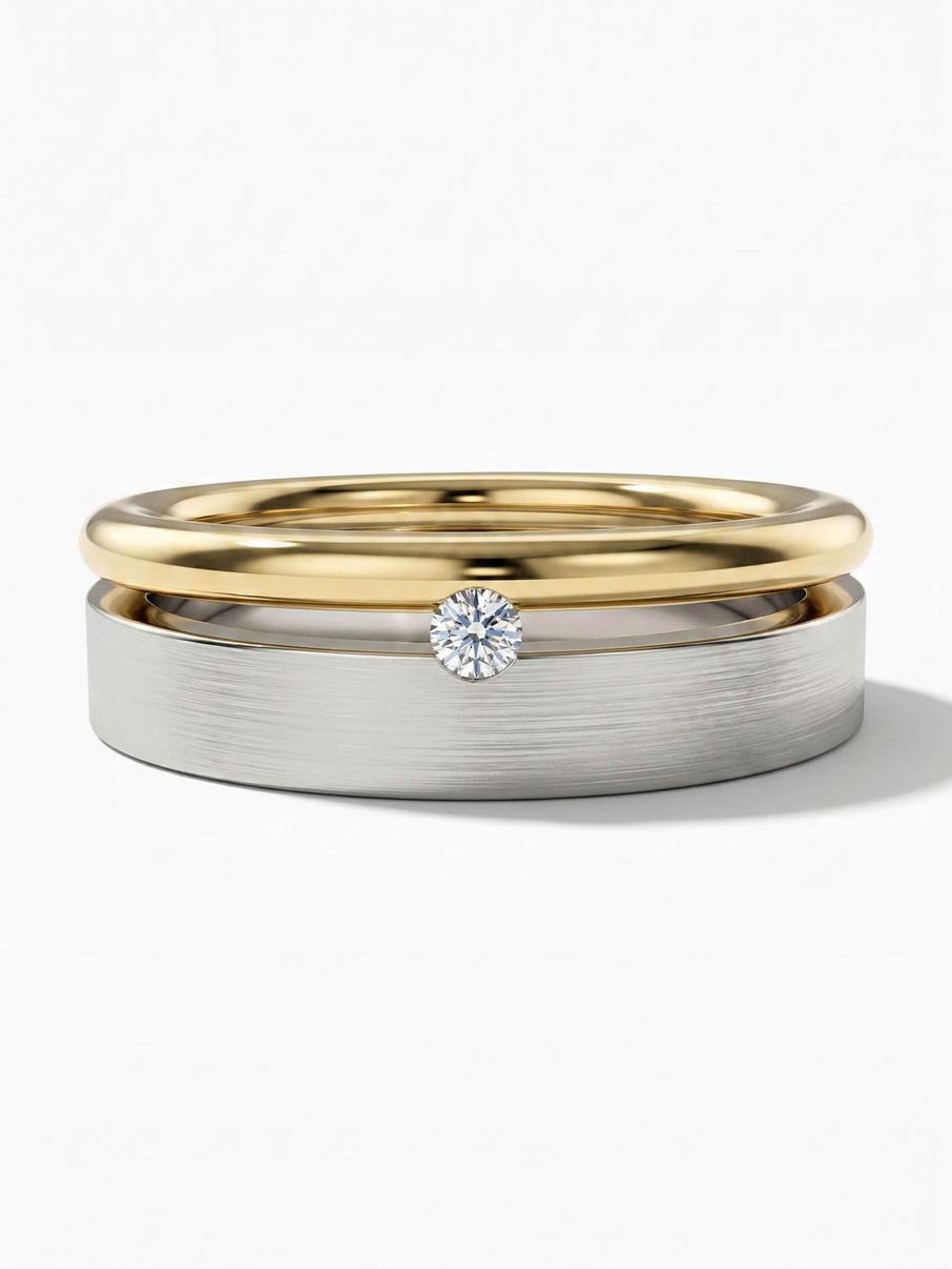 Snubní prsten s matnou i lesklou povrchovou úpravou v bílém a žlutém zlatě s centrálním diamantem