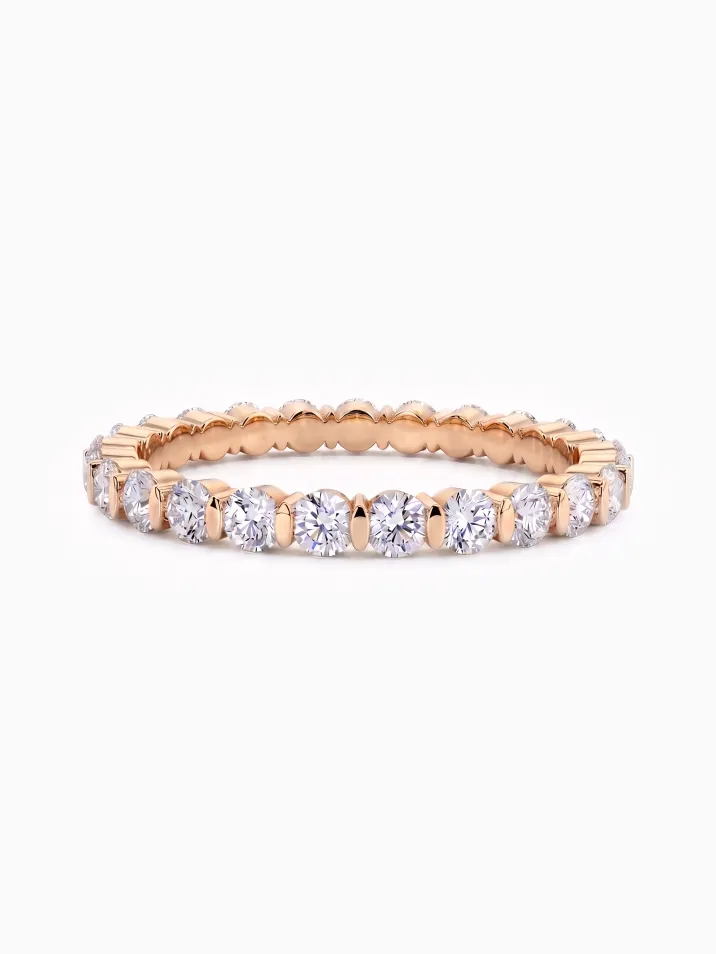 Elegantní snubní dámský prsten z červeného zlata s jemnými diamanty po obvodu