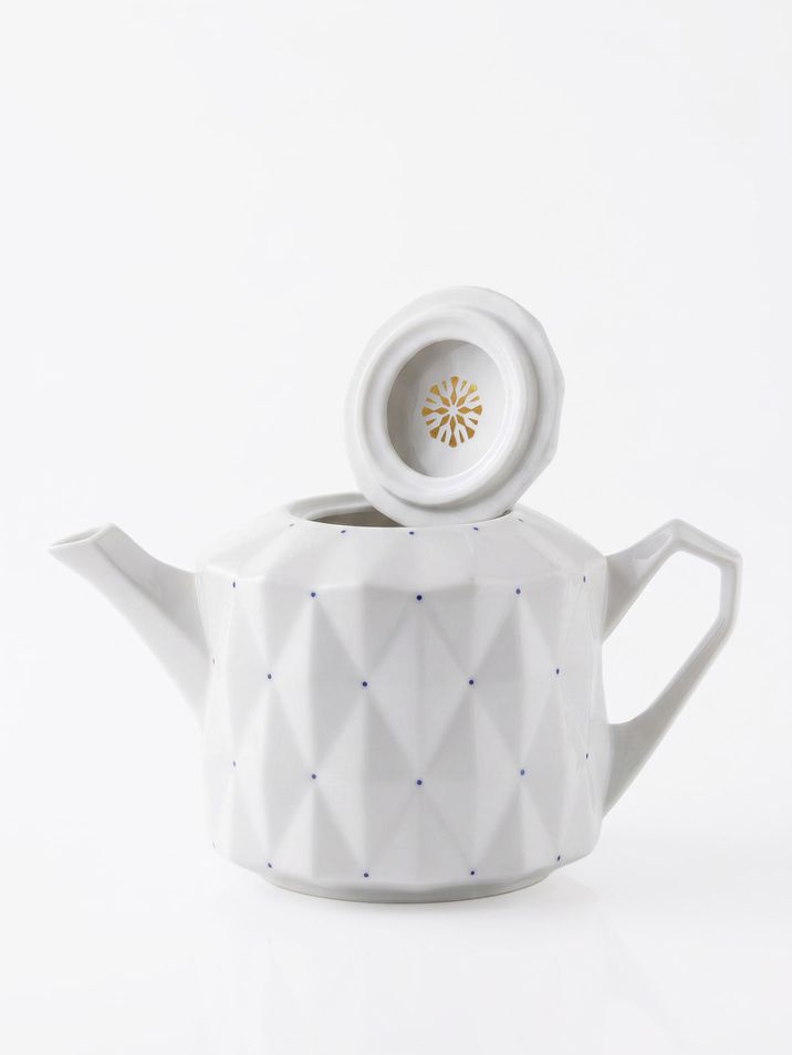 Porcelánová konvička z manufaktury Goldfinger se zlatým symbolem a modrými malovanými puntíky