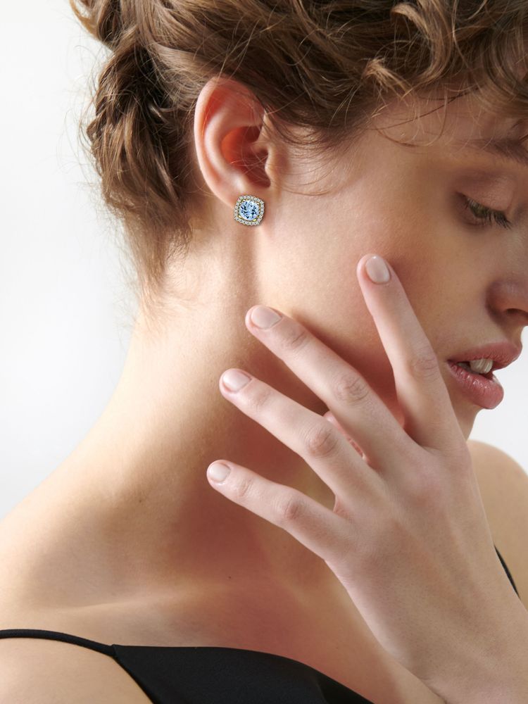 AKVAMARÍNOVÉ NÁUŠNICE NA MODELCE KE KAŽDODENNÍMU NOŠENÍ