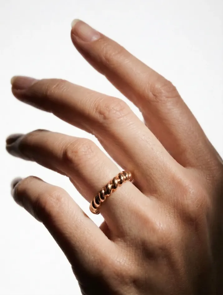 Minimalistický prsteň z červeného zlata z kolekcie Vavříny KORBIČKA