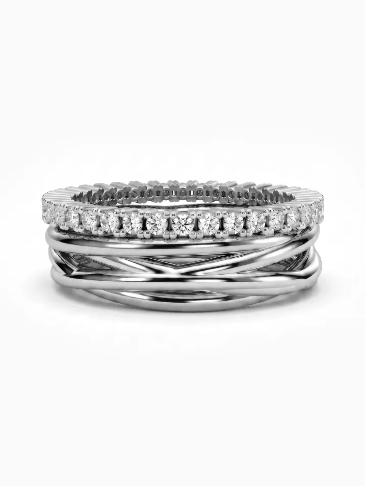 Atypický snubní prsten z bílého zlata pro milovníky designových šperků doplněný diamantovou řadou