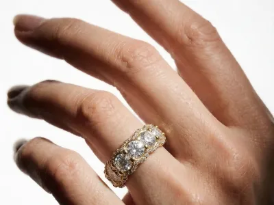 Snubní prsten modelu Glow KORBIČKA vyfocený na ruce