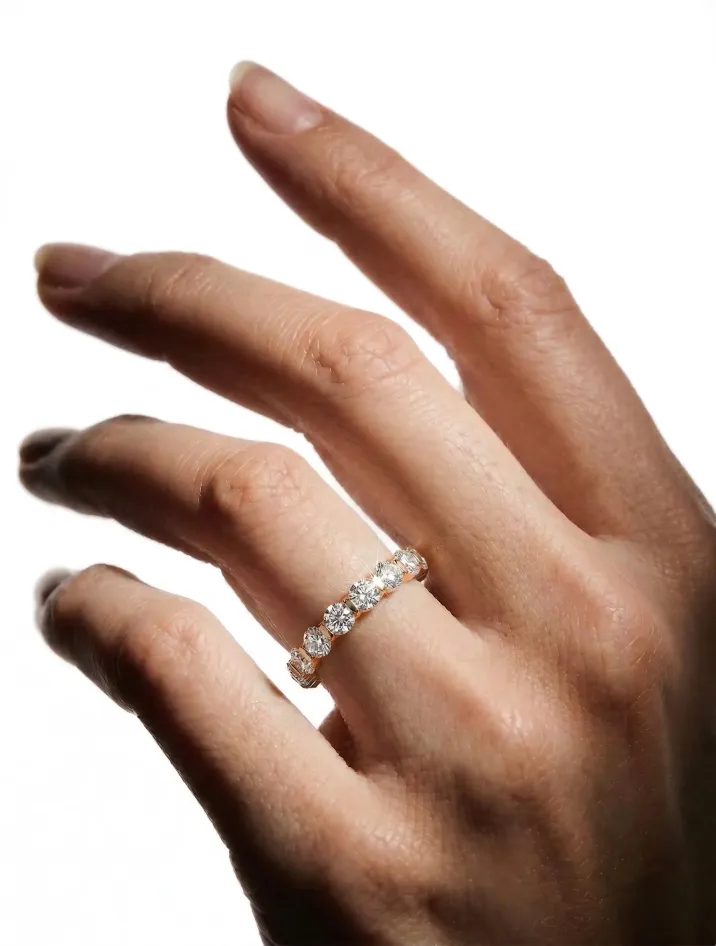 Elegantní snubní dámský prsten z červeného zlata s jemnými diamanty po obvodu