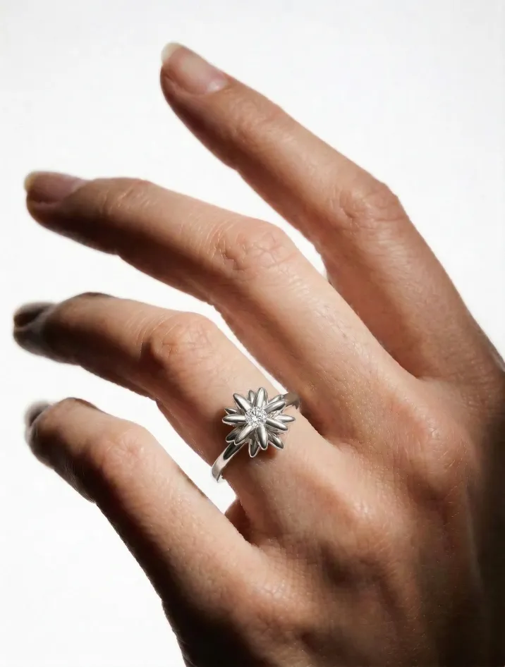 Prsteň z bieleho zlata s centrálnym prírodným diamantom z kolekcie Vavříny KORBIČKA