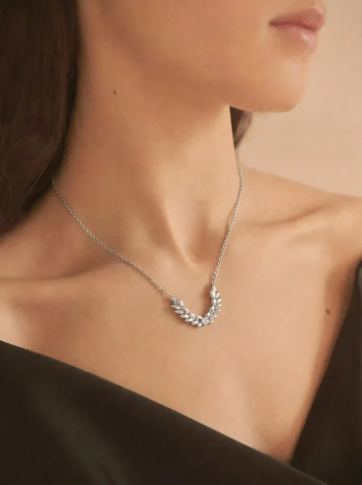 Náhrdelník bílé zlato z kolekce Vavříny KORBIČKA