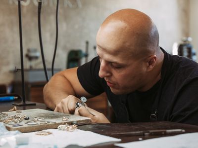 Čištění prstene z bílého zlata