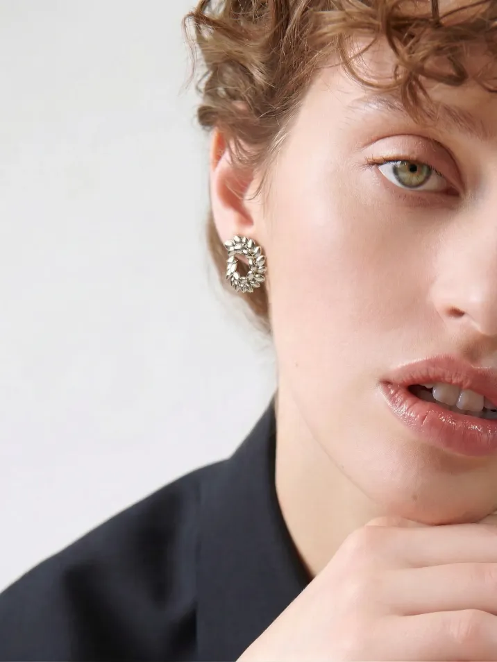 Polkruhové náušnice z bieleho zlata inšpirované vavrínovými listami KORBIČKA