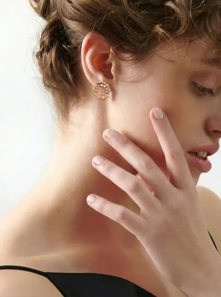 Kruhové náušnice z červeného zlata inšpirované vavrínovými listami KORBIČKA