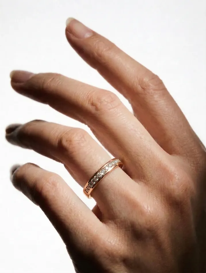 Dámský snubní prsten z červeného zlata s diamnaty o velikosti 1,5 mm