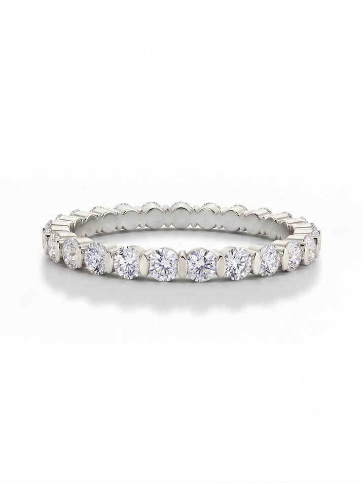 Elegantní snubní dámský prsten z bílého zlata s jemnými diamanty po obvodu