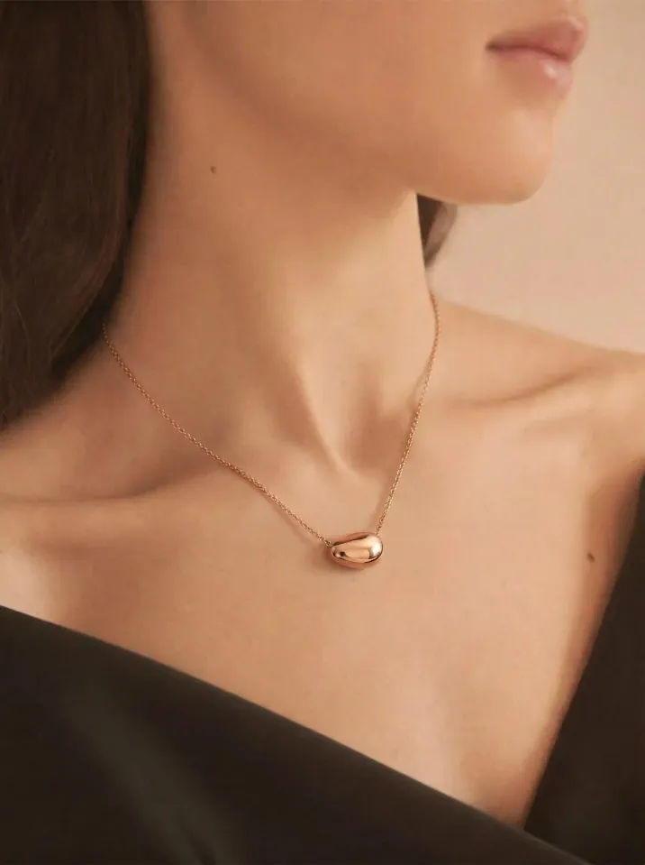 Náhrdelník z červeného zlata zdobený motívom vavrínového listu z kolekcie Vavríny KORBIČKA