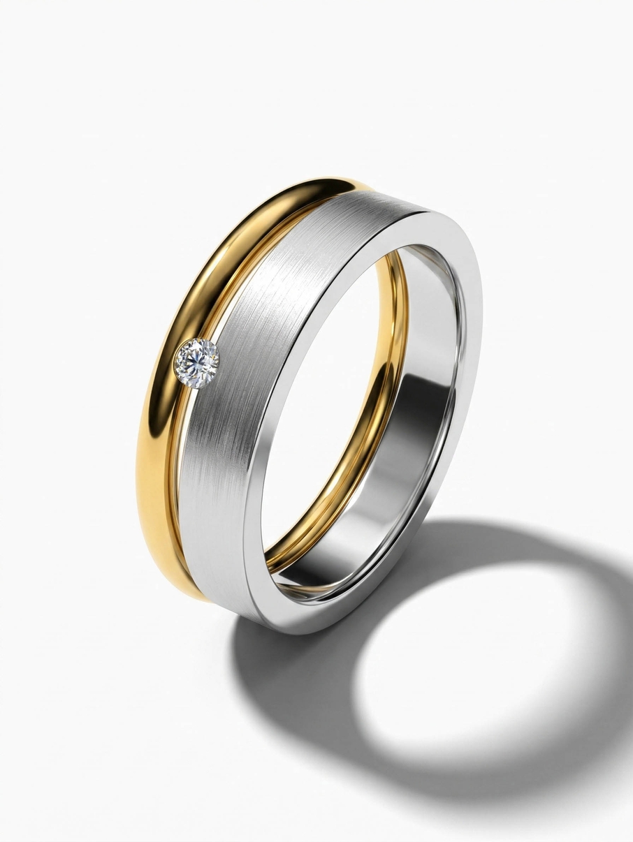 Snubní prsten s matnou i lesklou povrchovou úpravou v bílém a žlutém zlatě s centrálním diamantem