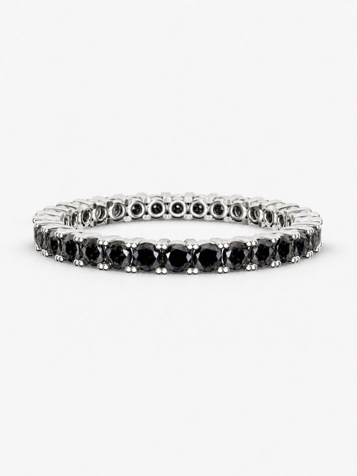 Prsten z bílého zlata celo osázený 2 mm černými diamanty, který vynikne samostatně i v kombinaci s j