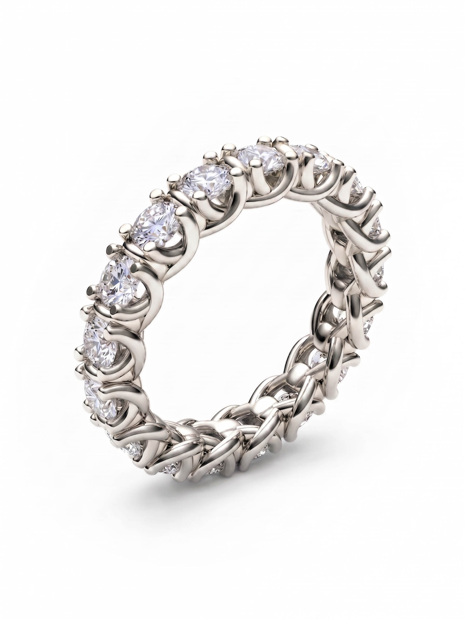 Proplétaný snubní prsten z bílého zlata s výraznými diamanty po obvodu