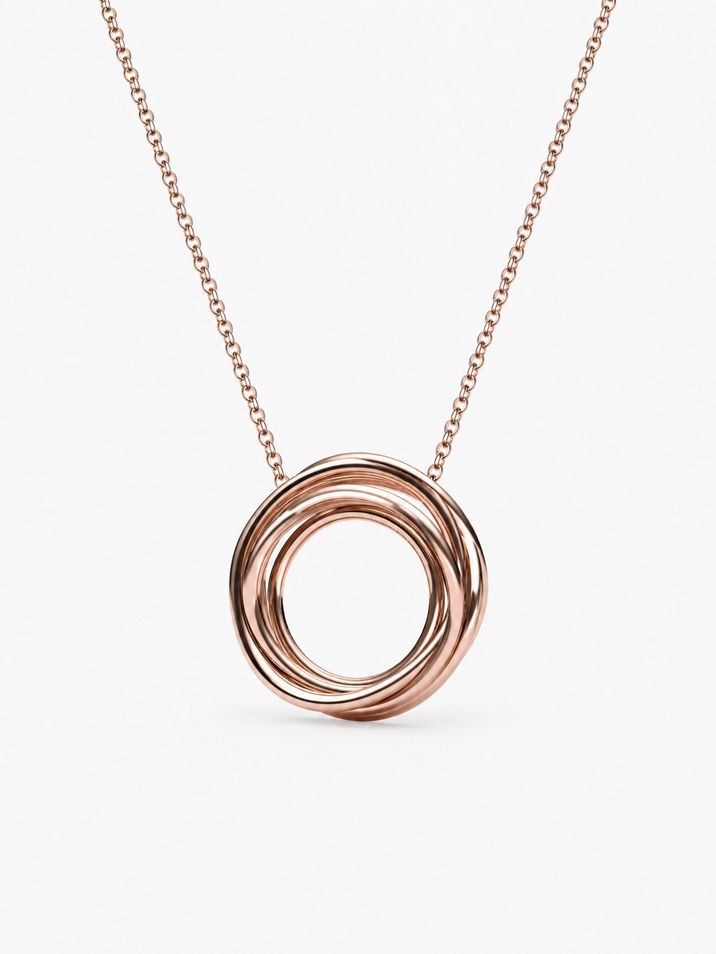 Náhrdelník z červeného zlata ve tvaru propleteného hnízda působí minimalisticky a zajímavě