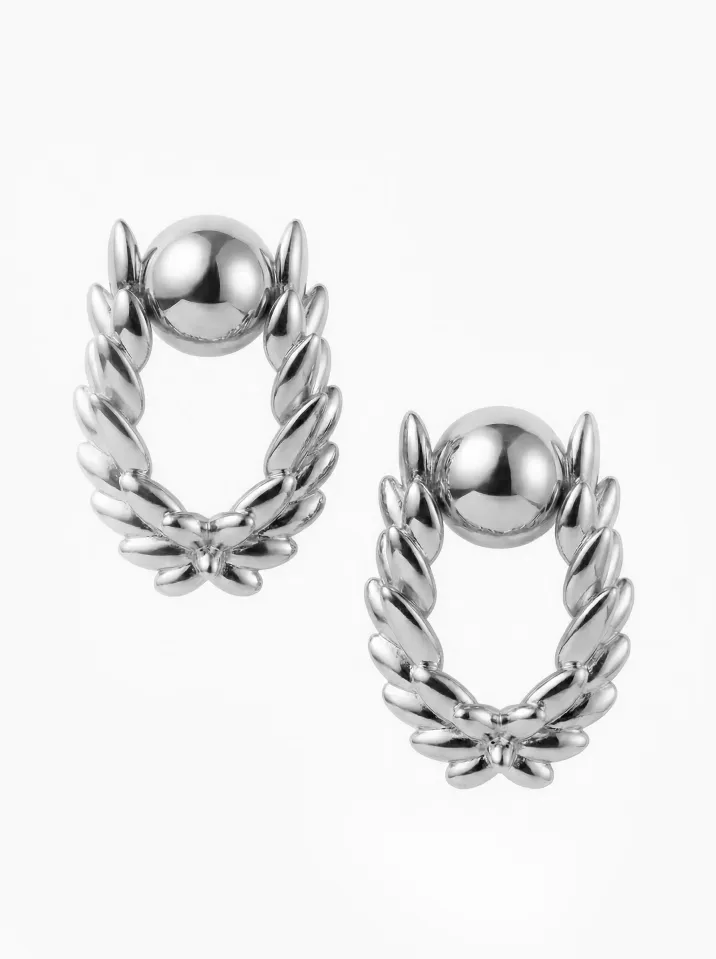 Oválne náušnice z bieleho zlata z kolekcie Vavříny KORBIČKA