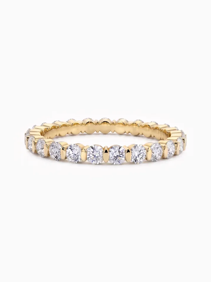 Elegantní snubní dámský prsten ze žlutého zlata s jemnými diamanty po obvodu