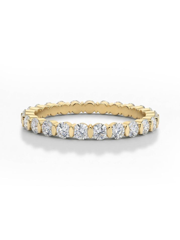 Elegantní snubní dámský prsten ze žlutého zlata s jemnými diamanty po obvodu