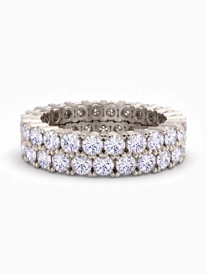 Dámský snubní prsten z bílého zlata o šířce 4,6 mm je výrazný díky dvěma řadám diamantů