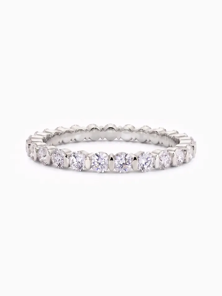 Elegantní snubní dámský prsten z bílého zlata s jemnými diamanty po obvodu