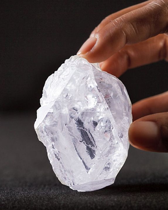 Surový neopracovaný diamant