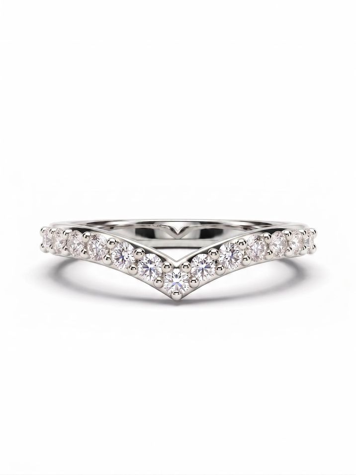 Diamantový snubní prsten z bílého zlata v designu nasedajícím na zásnubní prsten