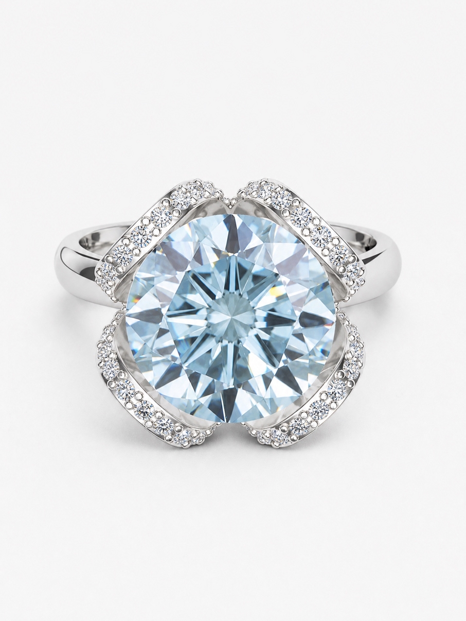 Prsten z bílého zlata s centrálním akvamarínem a diamanty. Design korunky je ve tvaru květu