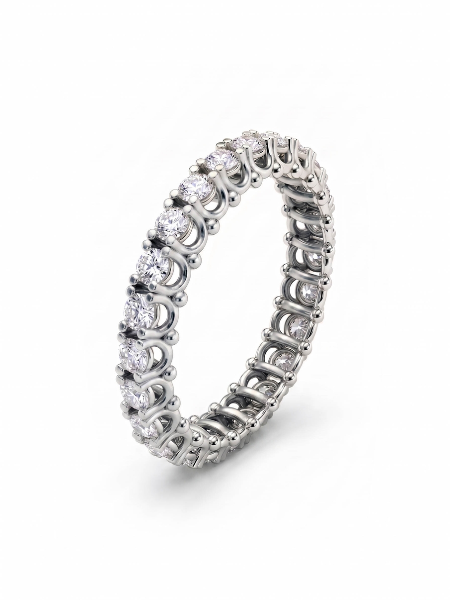 Dámský snubní prsten z bílého zlata o šířce 4 mm nechává vyniknou kameny o velikost 2 mm po celém ob