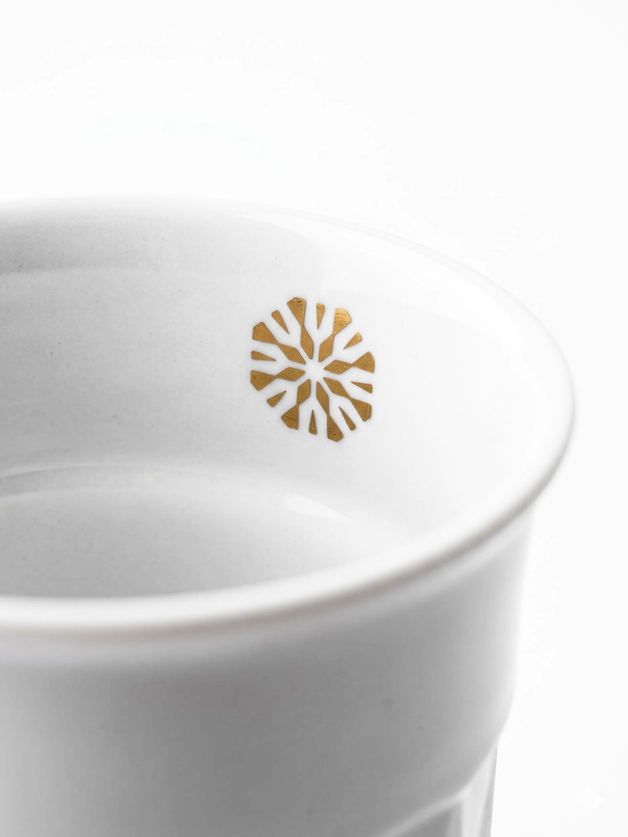 Porcelánový termohrnek Goldfinger
