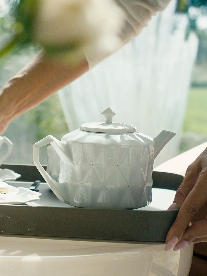 Porcelánová servírovací konvička Goldfinger