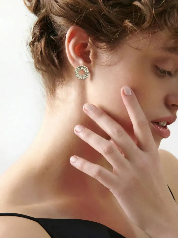 Kruhové náušnice z bieleho zlata inšpirované vavrínovými listami KORBIČKA