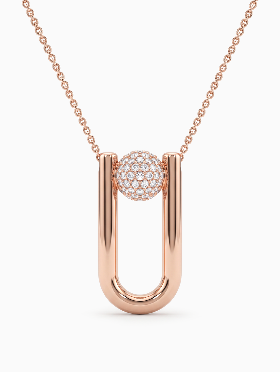 Design náhrdelníku z červeného zlata je unikátní diamantovým zdobením centrálního prvku ve tvaru kul