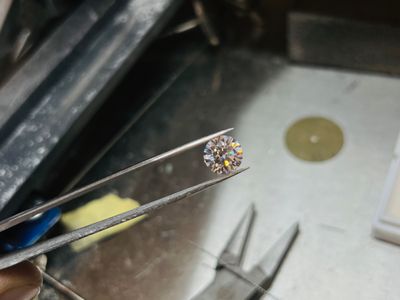 Zlatnický pracovní stůl s nástroji pro práci se šperky