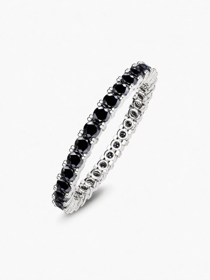 Prsten z bílého zlata celo osázený 2 mm černými diamanty, který vynikne samostatně i v kombinaci s j