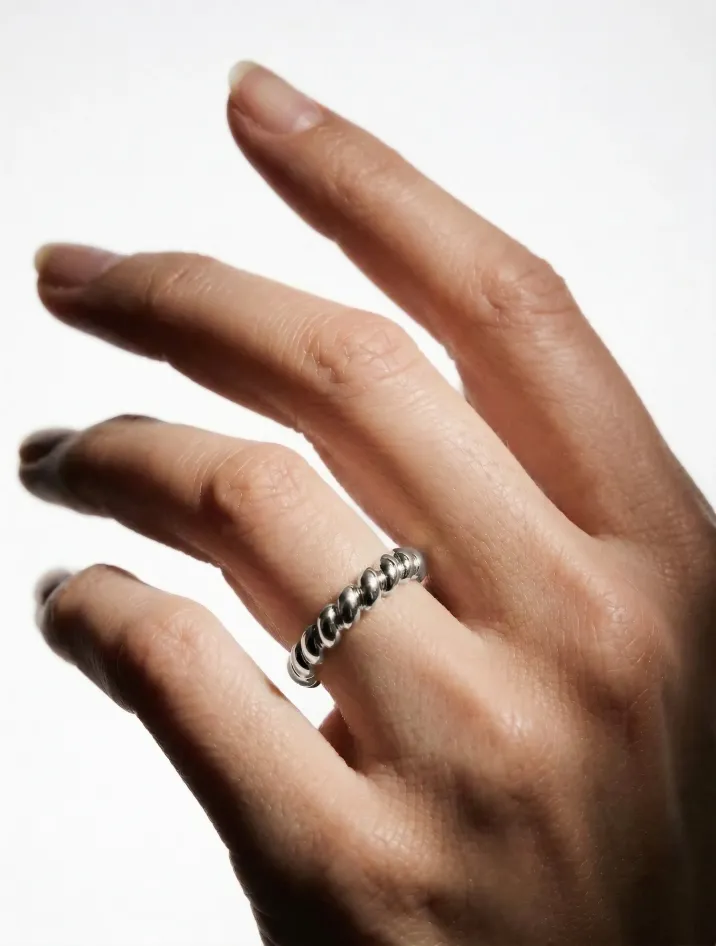 Minimalistický prsteň z bieleho zlata z kolekcie Vavříny KORBIČKA