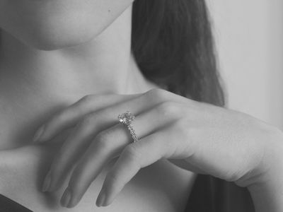 Černobílé image foto se zásnubním prstenem KORBIČKA