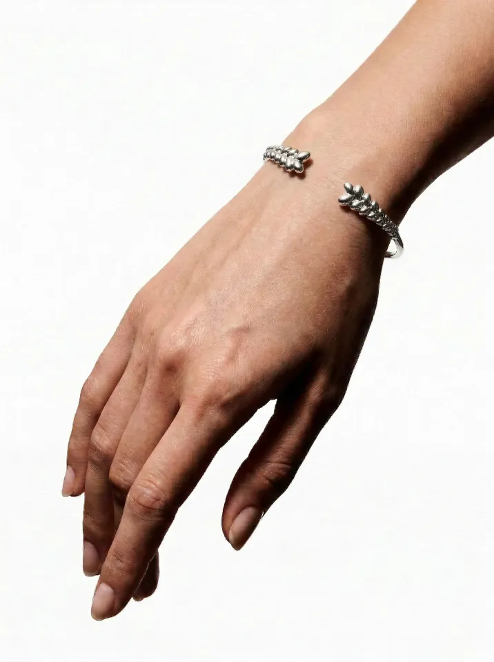 Pevný náramok z bieleho zlata z kolekcie Vavříny KORBIČKA