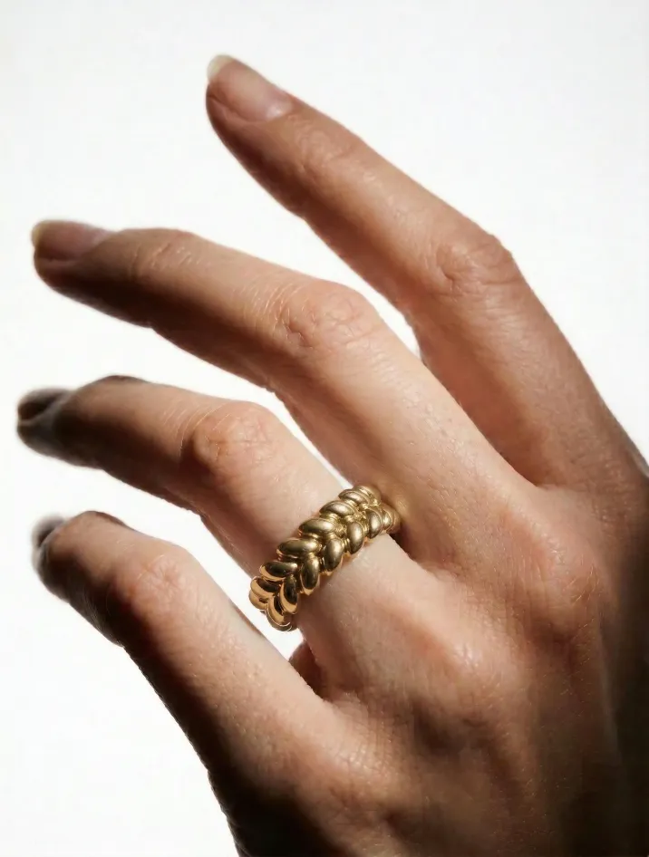 PRSTEŇ Z ŽLTÉHO ZLATA Z KOLEKCIE VAVŘÍNY KORBIČKA