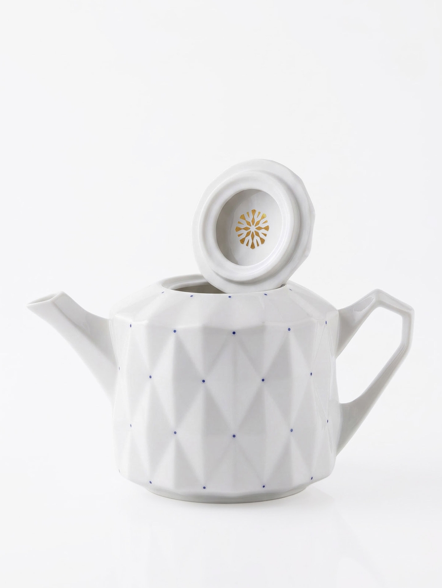 Porcelánová konvička z manufaktury Goldfinger se zlatým symbolem a modrými malovanými puntíky