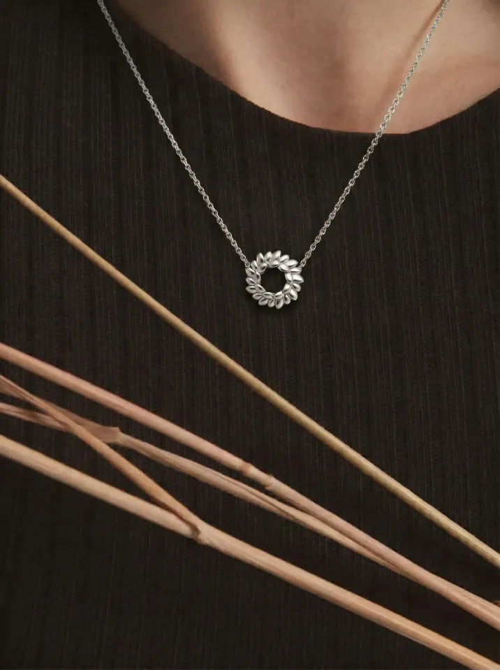 Náhrdelník bílé zlato z kolekce Vavříny KORBIČKA